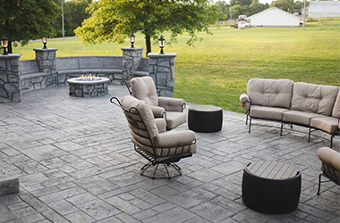 Suelo de hormigón impreso con acabado imitación madera en patio exterior